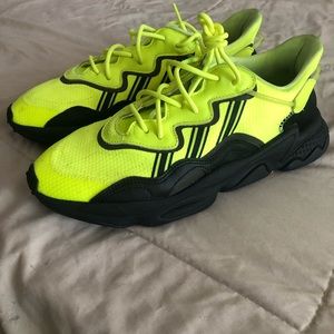 ADIDAS OZWEEGO SIZE 10 1/2